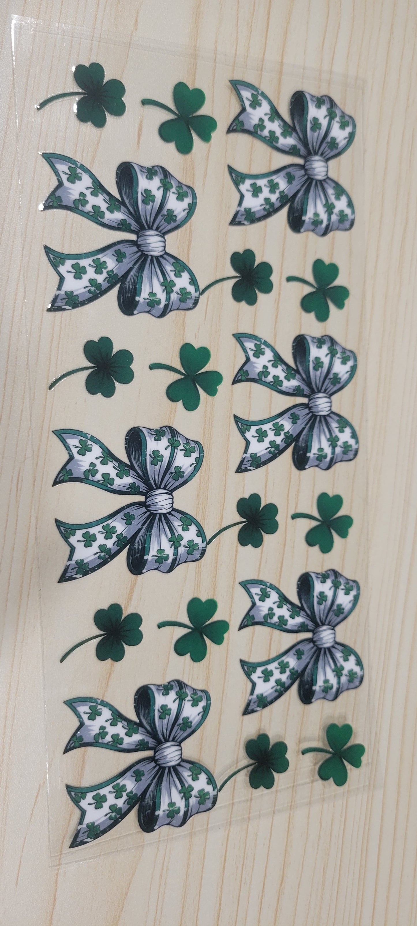 Clover bow